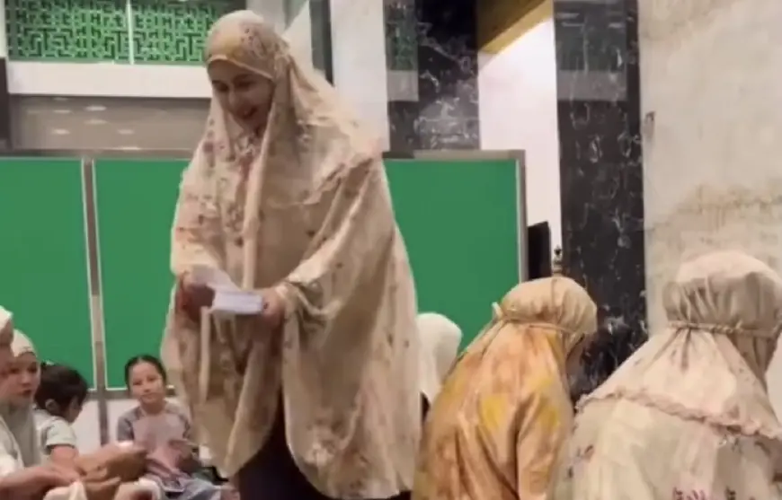 Berkah Ramadan, Masjid di Gresik Ini Viral Beri Hadiah Amplop bagi Jemaah Tarawih