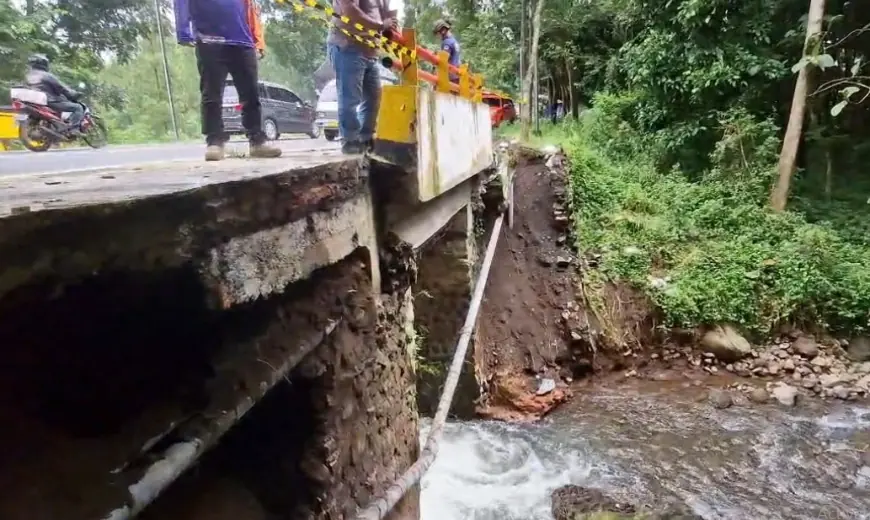 Sempat Longsor, Jembatan Kauman Penghubung Bondowoso-Jember Masih Aman Dilalui