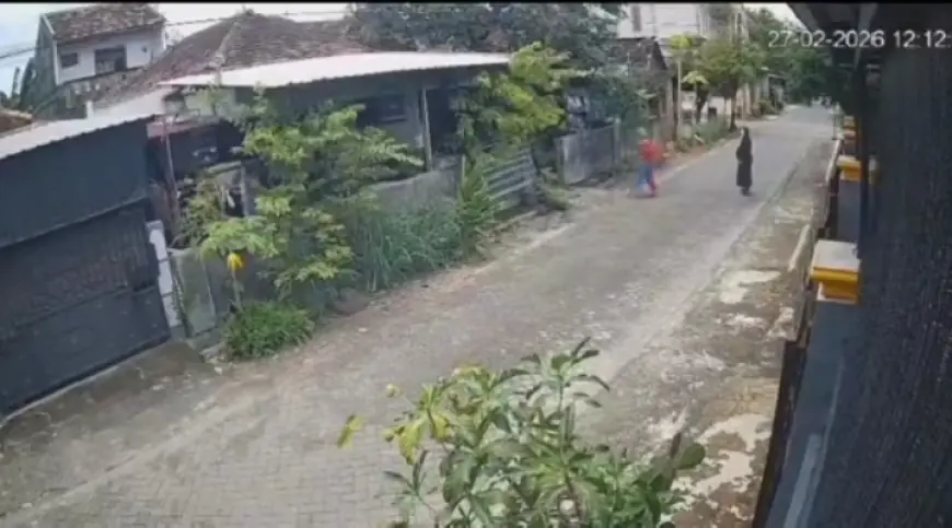 Menyamar Sebagai Badut, Dua Maling Motor di Lamongan Terekam CCTV