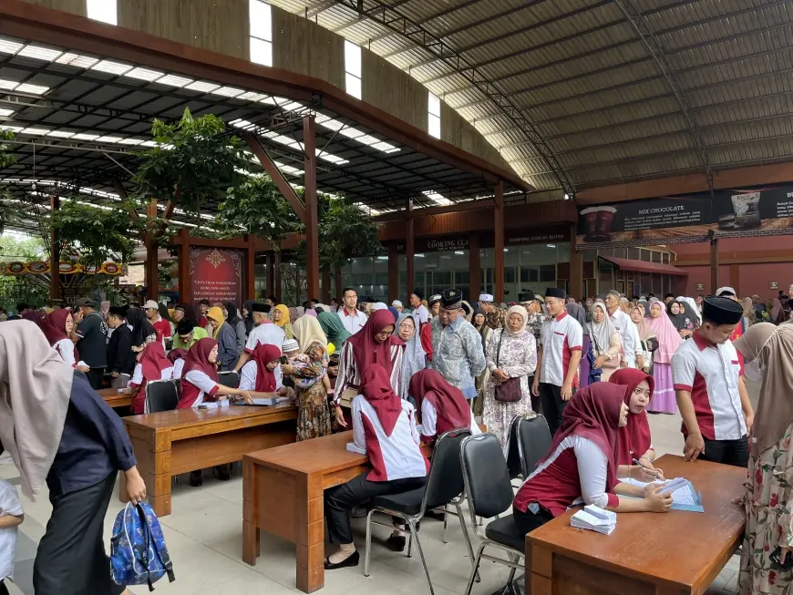 Tradisi Sedekah Ramadan di Kampung Coklat Blitar, Ribuan Jemaah Padati Pengajian Rutin
