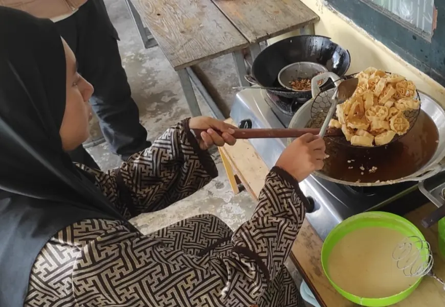 Eksis Sejak 1996, Kue Kembang Goyang Jombang Kebanjiran Order Jelang Lebaran