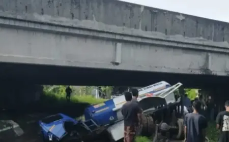 Truk Tangki Solar Terperosok di Tol Jomo, Warga Jarah Tumpahan Bahan Bakar