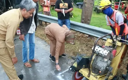 Wakil Bupati Bojonegoro Tinjau Langsung Pemasangan Portal Jalan Jembatan TBB