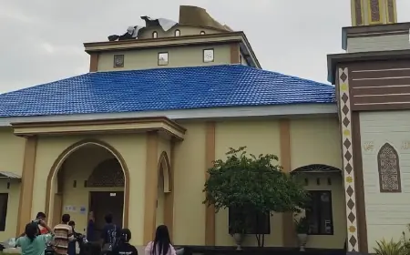Kubah Masjid di Gresik Ambruk Diterpa Angin Kencang, 2 Rumah Terdampak Rusak