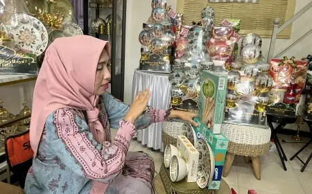 Ibu Tiga Anak di Blitar Sulap Ruang Tamu Jadi "Pabrik" Parcel, Orderan Melejit