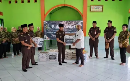 Kejari Tulungagung Tebar Kepedulian Ramadan, Salurkan Sembako ke Sejumlah Pondok Pesantren