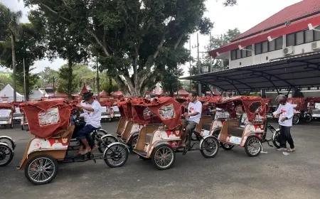Ratusan Pengayuh Becak Lansia di Kota Blitar Terima Bantuan Becak Listrik