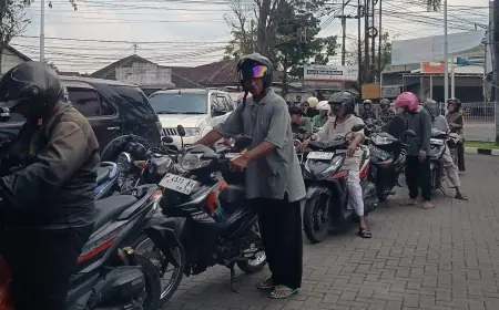 Gejolak Timur Tengah Picu Panic Buying, Antrean BBM Mengular di Bondowoso
