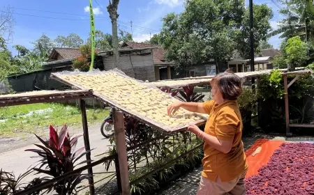 Cuaca Tak Menentu, Produsen Rengginang di Blitar Putar Otak Penuhi Lonjakan Pesanan Lebaran
