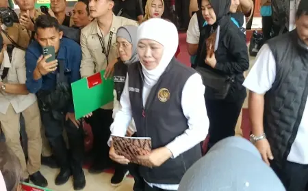 Bungkam Soal Nasib Jemaah Umrah yang Tertahan, Khofifah Pilih Fokus Seremonial Bansos di Nganjuk