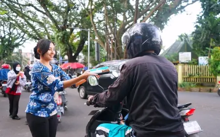 Sebar Kebaikan Ramadan, Atria Hotel Malang dan Radio Kosmonita Malang Turun Langsung Bagikan 1.000 Takjil