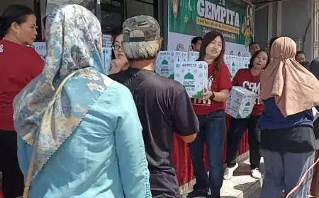 Ketika Gereja Berbagi Bingkisan Lebaran, Kisah Hangat Ribuan Warga Tulungagung Menanti Bingkisan