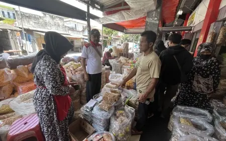 H-7 Lebaran 2026, Penjualan Jajanan dan Bumbu Dapur di Pasar Legi Blitar Masih Lesu