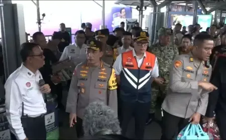 Tinjau Stasiun Gubeng, Kapolri Tekankan Sinergi Layanan Kesehatan dan Keamanan Digital demi Kelancaran Mudik