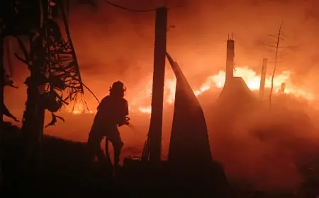 Bakaran Sampah Picu Kebakaran Gudang Rongsokan di Mojoagung Jombang