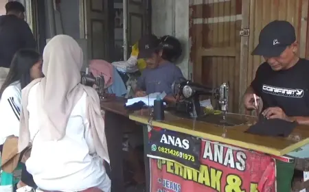 Berkah Lebaran bagi Penjahit Permak Kaki Lima di Tulungagung, Pesanan Naik hingga 50 Persen