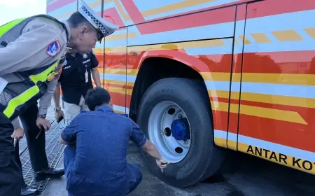 Pastikan Mudik Aman, Petugas Ramp Chek dan Tes Urine Awak Bus di Terminal Patria Blitar