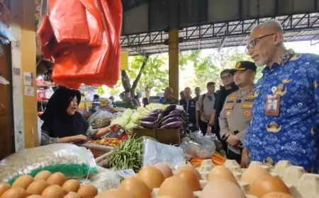 Jelang Lebaran, Polisi Sidak Pasar di Gresik Pastikan Harga Pangan Stabil