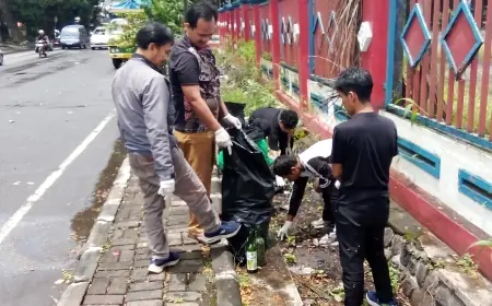 Aksi Pulih, IPM, dan Embong Apik Bersatu Bersihkan Kanjuruhan Malang