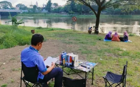 'Ngabuburead', Habiskan Waktu Sebelum Berbuka Dengan Membaca Ditemani Kesejukan Taman Kota