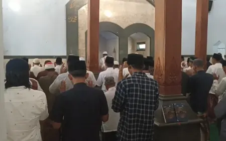 Ratusan Jemaah Pondok Pesantren Al Khoiriyah Tulungagung Laksanakan Salat Idulfitri Lebih Awal