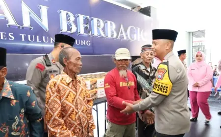 Polres Tulungagung Salurkan Bingkisan Lebaran untuk Penggali Kubur dan Bilal