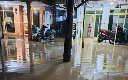 Tanggul Sungai Sadar Mojokerto Jebol, Puluhan Warga Rayakan Malam Takbir di Pengungsian