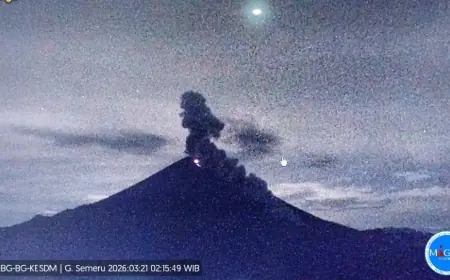 Gunung Semeru Erupsi Dini Hari, Awan Panas Meluncur 4,5 Km ke Arah Besuk Kobokan