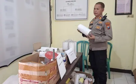 Polsek Sumbergempol Amankan 5,7 Kilogram Bahan Peledak dan Puluhan Petasan Usai Salat Id
