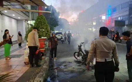 Usai Ngopi, Motor Seorang Pemuda di Blitar Hangus Terbakar