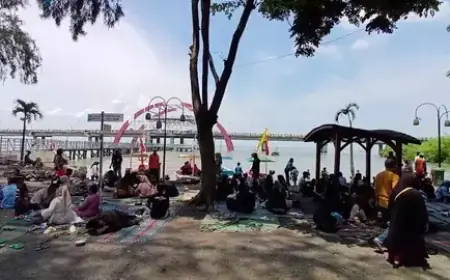 Wisatawan Padati Pantai Kenjeran Surabaya pada Hari Kedua Lebaran