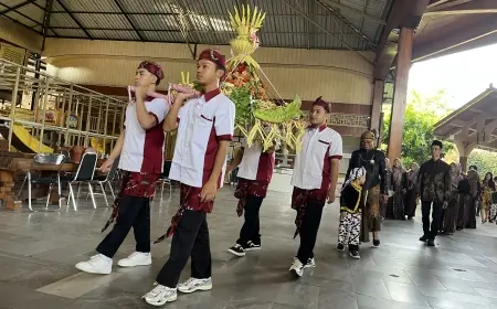 Lestarikan Tradisi Leluhur, Kampung Coklat Blitar Gelar Kirab Tumpeng Ketupat Cokelat