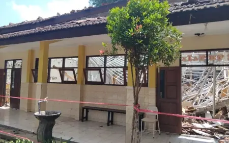 Atap Bangunan SMK Ampelgading Malang Ambruk, Tiga Ruang Kelas Rusak Parah