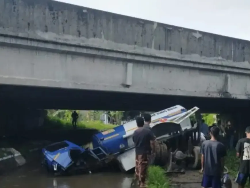 Truk Tangki Solar Terperosok di Tol Jomo, Warga Jarah Tumpahan Bahan Bakar