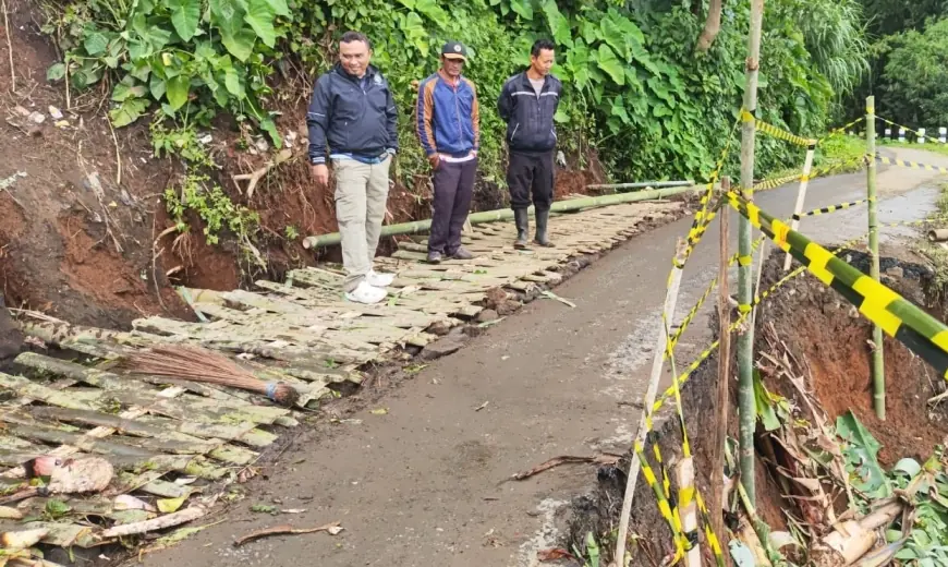 Tanjakan Desa Taji Jabung Malang Longsor 15 Meter, Mobil Tak Bisa Melintas
