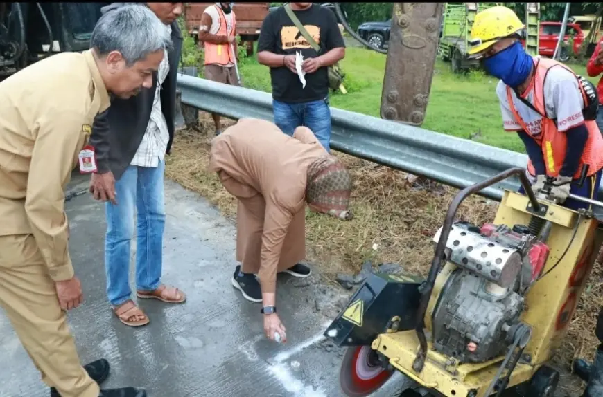 Wakil Bupati Bojonegoro Tinjau Langsung Pemasangan Portal Jalan Jembatan TBB