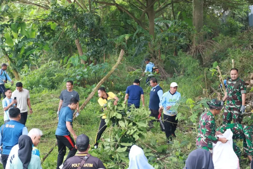 Bupati Bojonegoro Inisiasi Kerja Bakti Massal di Taman Begawan Solo