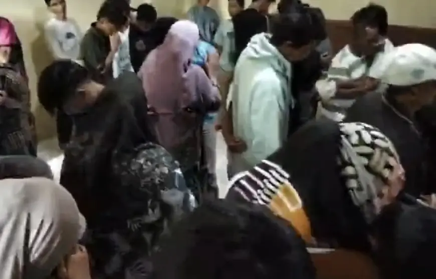 30 Pebalap Sepeda Ontel Liar di Bawean Gresik Dirazia Polisi, Dihukum Sungkem ke Orang Tua