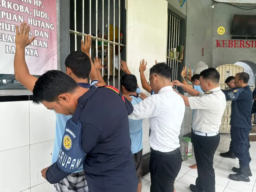 Pastikan Keamanan Ramadhan, Petugas Rutan Situbondo Sidak Blok Hunian