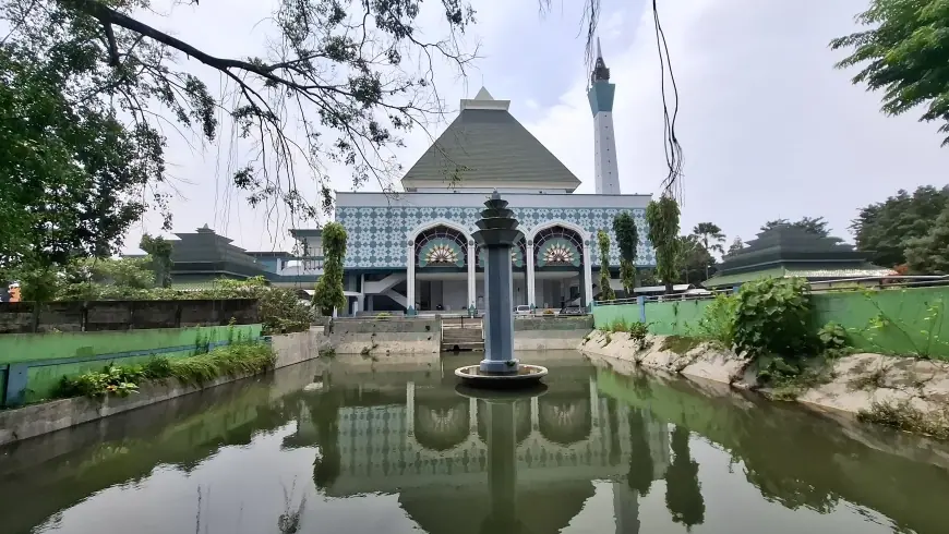 Jejak Wali di Tengah Kota: Pesona Telaga Masjid Agung Gresik