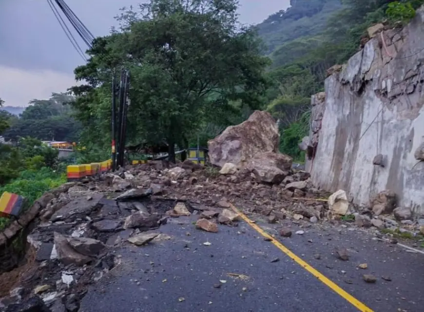 Tertutup Longsoran Batu Besar, Jalur Trenggalek-Ponorogo Tutup Total