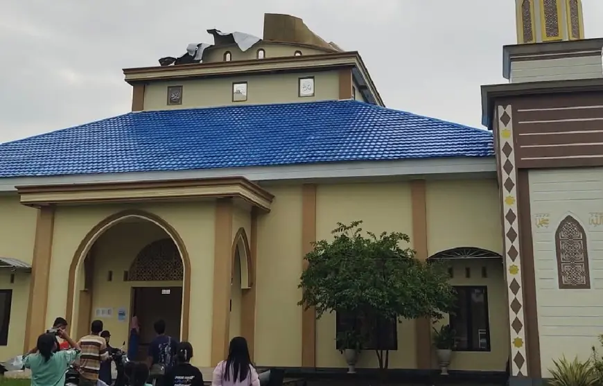 Kubah Masjid di Gresik Ambruk Diterpa Angin Kencang, 2 Rumah Terdampak Rusak
