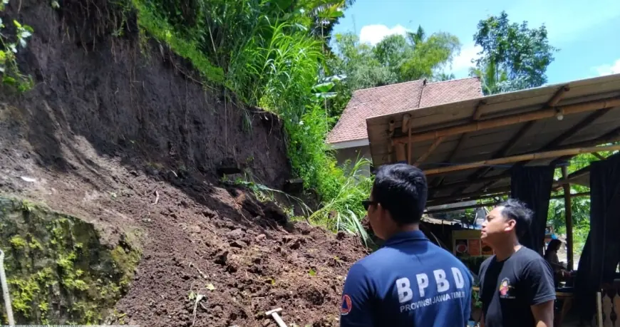 Tebing Setinggi 8 Meter Runtuh di Pakis Malang, Warung Warga Terdampak