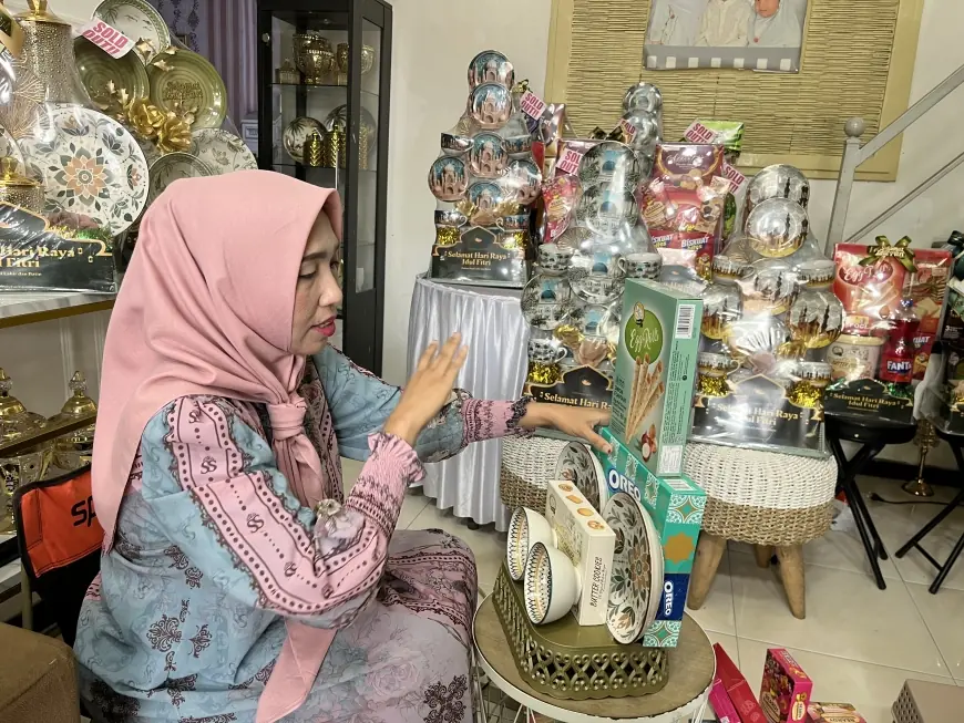 Ibu Tiga Anak di Blitar Sulap Ruang Tamu Jadi "Pabrik" Parcel, Orderan Melejit