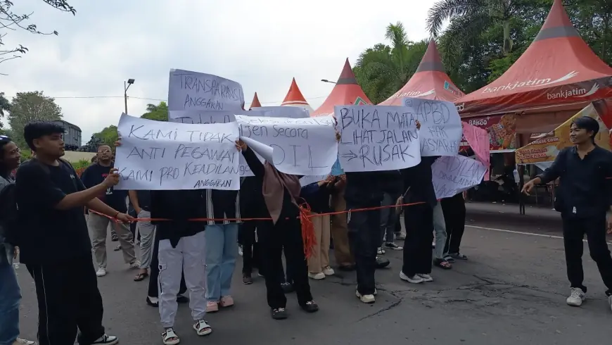 Puluhan Mahasiswa Demo di Kantor Bupati Bondowoso, Ini Tuntutannya
