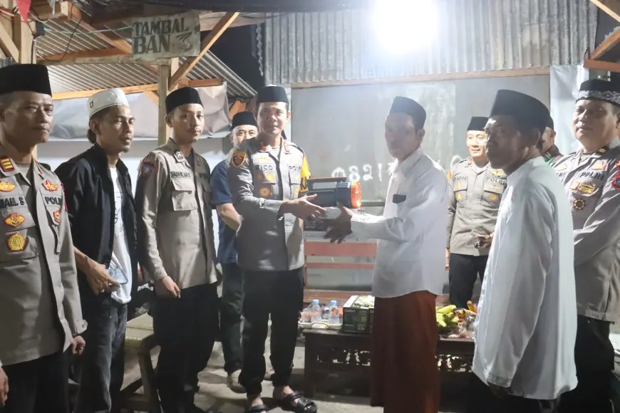 Antisipasi Aksi Kriminal di Bulan Ramadan, Polres Probolinggo Kota Bagikan Senter ke Petugas Satkamling