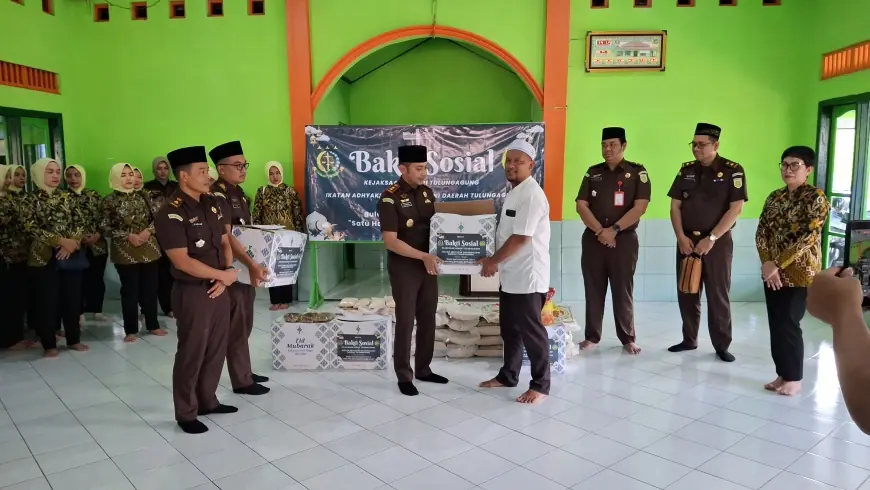 Kejari Tulungagung Tebar Kepedulian Ramadan, Salurkan Sembako ke Sejumlah Pondok Pesantren