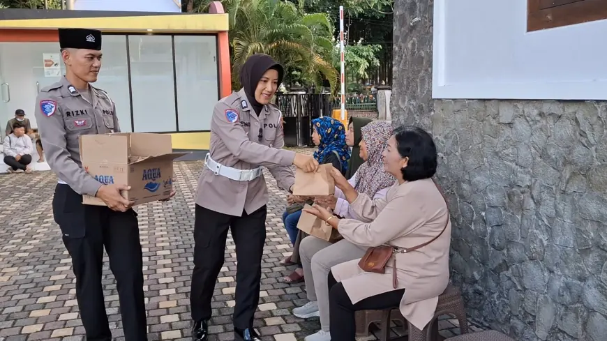Perpanjang SIM Sambil Menunggu Buka Puasa, Satpas Polres Tulungagung Bagikan Takjil di SIM Keliling Ramadan