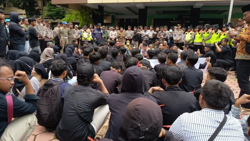 Aksi Demo Mahasiswa di Kantor Pemkab Bondowoso, Perbaikan Jalan dan Belanja Pegawai Jadi Tuntutan Serius