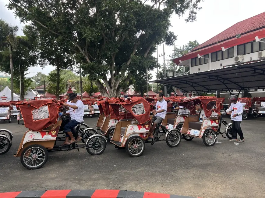 Ratusan Pengayuh Becak Lansia di Kota Blitar Terima Bantuan Becak Listrik